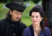 Die überaus erfolgreiche ARD-Märchenreihe geht in ihr drittes Jahr: Für "Sechs auf einen Streich" steht die erste Riege der deutschen Film- und Fernsehschauspieler vor der Kamera. Des Königs Schwester (Iris Berben) spinnt eine Intrige, um die Macht im Königkreich übernehmen zu können.