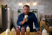 Frappuccino ist der Bestseller von Starbucks. Aber was steckt eigentlich drin? Produktentwickler Sebastian Lege macht ihn nach und überprüft, ob der hohe Preis wirklich gerecht ist.