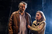 Mark Mors (Stefan Rudolf) und Susanne Mors (Inka Löwendorf) können es nicht fassen: Nicht nur die Scheune ist vom Feuer zerstört worden, auch eine Leiche wurde bei den Löscharbeiten geborgen.