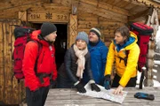 Die Suche von Markus (Sebastian Ströbel, r.), Ben (Mirko Lang, l.) und dem Ehepaar Brandner (Marion Mitterhammer, 2.v.l. und Cornelius Obonya, 2.v.r.) führt zu einer alten Berghütte. Weiß Babette mehr?