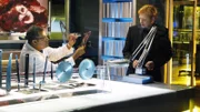Die Spuren am Tatort und durchgeführte DNS-Tests führen die Ermittler Dr. Raymond Langston (Laurence Fishburne, l.) und Horatio Caine (David Caruso) auf die Spur eines groß angelegten Menschenhändler-Ringes.