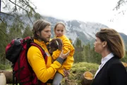 Markus Kofler (Sebastian Ströbel, l.) hofft bei der Suche nach Simon Junker auf die Hilfe von dessen Frau Karin (Gisa Zach, r.) und der kleinen Martha (Tamara-Laura Graser, M.).