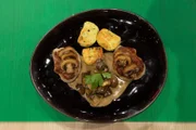 Schweinemedaillons mit Rahmschwammerl und Kartoffelplätzchen; "Mamas Küche" von Sabine Plasberg-Keidel