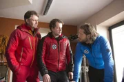 Michael (Robert Lohr, l.), Ben (Mirko Lang, M.) und Markus (Sebastian Ströbel, r.) in der Bergretter-Zentrale: Die Suche nach den beiden Vermissten gestaltet sich schwerer als gedacht.