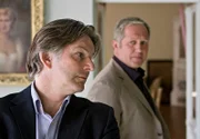 Andreas Koblenz (Max Herbrechter, l.) und Thomas Stickler (Harald Krassnitzer, r.) überlegen, ob sich Schloss Bergham als Seminarzentrum eignen würde.