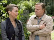 NDR Fernsehen TATORT, "Das ewig Böse", Elke Brunner-Stettenkamp, die Ex-Schwiegertochter des verstorbenen Firmenpatriarchen Stettenkamp, berichtet Kommissar Frank Thiel (Axel Prahl), sie habe bereits seit einigen Monaten die Exhumierung von Franz Stettenkamps Leiche beantragt. Doch die Familie Stettenkamp hatte sich dem bislang erfolgreich widersetzt.