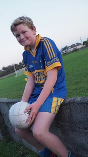 Mac nach dem Gaelic-Football-Training. Gaelic Football ist ähnlich wie Fußball. Allerdings darf man den Ball auch mit der Hand spielen und den Gegner mit der Schulter aus dem Weg räumen.