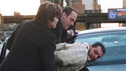 Ein Serientäter hält die Bevölkerung und die Detectives Benson (Mariska Hargitay) und Stabler (Christopher Meloni) in Atem. Ein DNA-Test beweist, dass der vorbestrafte Norman Fredericks (Jason Furlani) in der Tatnacht Geschlechtsverkehr mit dem Opfer hatte. Die Verwendung des sendungsbezogenen Materials ist nur mit dem Hinweis und Verlinkung auf TVNOW gestattet.
