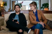 Fergus (Rohan Nedd) hat ohne Harrys (Jane Seymour) Wissen eine gemeinsame Detektei gegründet. Nun findet sie sich auf dem Sofa ihrer ersten richtigen Klientin wieder.