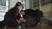 Detective Benson (Mariska Hargitay) und Detective Stabler (Christopher Meloni, oben) machen den geisteskranken Daniel Varney (Richard Thomas) ausfindig, der auf die Beschreibung der Zeugen passt.
