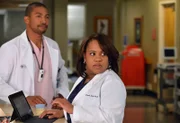 Jason (Charles Michael Davis, l.) werden ständig Streiche gespielt und dann macht er sich auch vor Miranda (Chandra Wilson, r.) noch völlig lächerlich ...