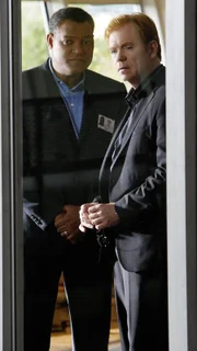 Dr. Ray Langston (Laurence Fishburne, l.) folgt einem Amtshilfegesuch seines Kollegen Horatio Caine (David Caruso), um die Ermittlungen im Fall einer vermissten jungen Frau, der eine Verbindung zu einem Vermissten-Fall aus Las Vegas aufweist, zu unterstützen.
