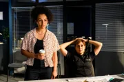 IT-Expertin Kim Erveling (Veronique Coubard, l.) und Polizistin Süher Özlügül (Sophie Dal, r.) sind skeptisch: Was hat Henk zu verbergen?