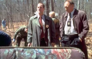 Stabler (Christopher Meloni, l.) und Agent Rod Franklin (John Doman) stehen vor einem Rätsel. Drei Personen wurden ermordet, die jedoch in keinem Zusammenhang zueinander stehen.