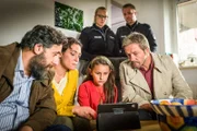 Jale (Ava Sophie Richter, Mitte) hat Beweise gesammelt, die das Ehepaar Kelmendi (Kida Ramadan, Neshe Demir, links) entlasten.