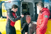 Franz (Heinz Marecek, M.) hatte einen Unfall beim Transport des Christbaumes. Tobias (Markus Brandl, l.) und Michael (Robert Lohr, r.) helfen sofort.