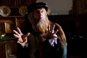 Der in einen Kaufmann verwandelte Zwerg (Detlev Buck) macht dem König ein verlockendes Angebot: Er will den Kronschatz verdoppeln. http://www.mdr.de/figarino/webchannel/schneeweisschen102.html