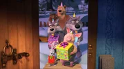 Bärs Freunde stehen an der Tür mit Geschenken. Bärs Freunde stehen an der Tür mit Geschenken.