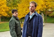 Daniel (Daniel Buder, l.) lässt sich von Leonard (Christian Feist, r.) nicht umstimmen und beschließt, trotz des aufkommenden Gewitters, die Gäste mit dem Hubschrauber vom Berg zu holen.