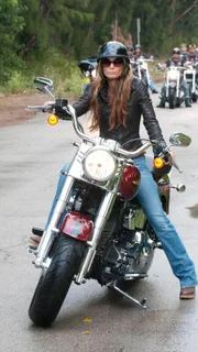 Fiona (Gabrielle Anwar) ist bei ihrem aktuellen Fall damit beschäftigt, einen Anwalt vor der Biker-Gang Breakers zu schützen.