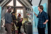 Ben (Hakim Michael Meziani, r.) ist überrascht zu entdecken, dass Hendrik (Jerry Kwarteng, l.) sogar ein wenig dankbar ist, dass er bei den Kindern bleiben musste. Mit Joe (Naiher Zerisenay, 2.v.l.) und Lilly (Lilly oder Lylou Röder, 2.v.r.).