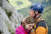 Emma (Pia Soppa, l.) möchte trotz des schweren Unfalls, den ihre Mutter erlitten hat, zu ihrer Klettergruppe. Andreas Marthaler (Martin Gruber, r.) leitet sie über den Klettersteig.