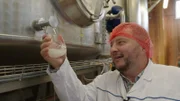 Sebastian Lege besucht eine Essigfabrik und schaut sich an, wie Branntweinessig entsteht.