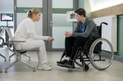 Egal in welchem Verhältnis sie zu ihr stehen, jetzt machen sich Miriam Schneider (Christina Petersen) und ihr Pflegesohn Cosmo (Max Bär) ziemlich große Sorgen um Cosmos leibliche Mutter Jacky.