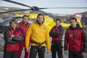 Das Team der Bergrettung Ramsau vor dem nächsten Einsatz. Von links:  Katharina Strasser (Luise Bähr), Michael Dörfler (Robert Lohr), Markus Kofler (Sebastian Ströbel), Tobias Herbrechter (Markus Brandl), Benjamin Marasek (Mirko Lang).