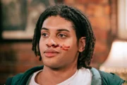 Harrys Schützling Fergus (Rohan Nedd) soll den anderen Gästen unauffällig auf den Zahn fühlen: Wer hätte ein Motiv für den Mord an zwei Gästen?