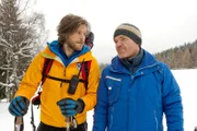 Stefan Brandners (Cornelius Obonya, r.) Welt bricht zusammen, als er die Wahrheit erfährt. Markus Kofler (Sebastian Ströbel, l.) redet ihm gut zu.