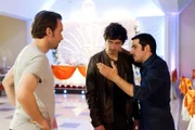 Adam (Lucas Gregorowicz, l.) kommt hinzu, als Kemal (Emre Aksizoglu, M.) Bahadir (Tayfun Baydar) die Wahrheit sagen will.