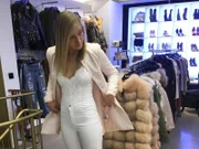 Vanessa auf der Suche nach dem perfekten Outfit.