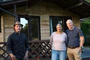 V.l.: Simon Parfett, Michelle und Tobin vor dem Sommerhaus