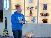 So kann man auch mit Fehlern umgehen: Frank Kayenburg mit einer Flasche Champagner