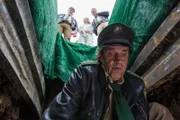 Riedl (Paul Sedlmeir, links), Dr. Anja Licht (Karin Thaler und Hubert (Christian Tramitz, rechts) ermuntern Staller (Helmfried von Lüttichau, vorne), weiter im Grab nach Hinweisen auf den Mörder des Totengräbers zu suchen.