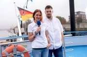 Macht an Bord auch schon mal die Ansagen: Hafenschifferin-Azubi Jacky (l) mit ihrem Ausbilder Svengerin.