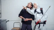 WDR Fernsehen AZUBI STORYS, I. STAFFEL, Folge 3 "Help! Alles voller Ratten!", Wie der Vater so der Sohn: Ausbilder Eike (l) mit Sohn Constantin, zugleich sein Azubi.