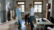 Jerry (Peter Marton, r.) macht Johanna (Ines Lutz, l.) spontan einen Heiratantrag, vor den Augen ihres Vater  (Andreas Giebel, M.).