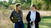 Svenja (Lea Marlen Woitack, l.) ist besorgt, weil Bella (Alessia Mazzola, r.) endgültig ihr Tiermedizin-Studium geschmissen hat.