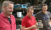 Ob Experte Otto (Mitte) in der vollgestopften Scheune von Reno (li.) und Marcel (re.) doch noch was Brauchbares findet?