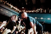 Skin (re.), die Leadsängerin von Skunk Anansie, mit einem weiblichen Fan