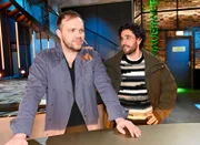ACHTUNG SPERRFRIST! Die Veröffentlichung dieses Motives ist für alle ONLINE-MEDIEN (außer Programm-Presse) erst ab dem 05.05.2025 frei.  Tobias (Jan Kittmann, r.) merkt, dass Erik (Patrick Heinrich) ein schlechtes Gewissen gegenüber Nihat hat.  +++ Die Verwendung des sendungsbezogenen Materials ist nur mit dem Hinweis und Verlinkung auf RTL+ gestattet. +++