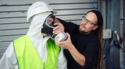 Constantin macht in Bielefeld seine Ausbildung zum staatlich geprüften Schädlingsbekämpfer.