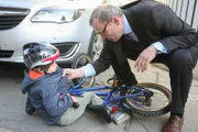 Dr. Alexander Schiller (Franz Froschauer, r.) ist wütend, weil Nachbarsjunge Maximilian (Nicolas Jarosch, l.) ein Kratzer in sein geliebtes Auto gemacht hat.