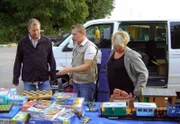 Otto Schulte (Mitte) unterstützt Antje und Thomas auch auf dem Flohmarkt.