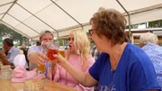 Wendelin, Enikö und Bianca amüsieren sich beim Sommerfest prächtig