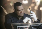 Von Hodges auf eine Idee gebracht, entdeckt Dr. Raymond Langston (Laurence Fishburne) tatsächlich eine Spur, der einen ganz neuen Tatverdächtigen ins Spiel bringt...