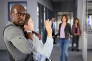 Nicolaus Sartisson (Jerry Kwarteng, l.) hat Finn Bartels (Lion Wasczyk) überwältigt und versucht vor den Augen der hilflosen Jenny (Katrin Heß, 2.v.r.) zu fliehen...