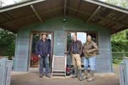 V.l.: Simon Parfett, Tobin und Michelle vor dem Sommerhaus